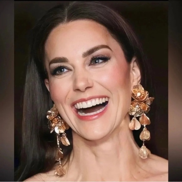Kate Middleton Famous Cascading Gold Flower Earrings - Picture 3 of 8